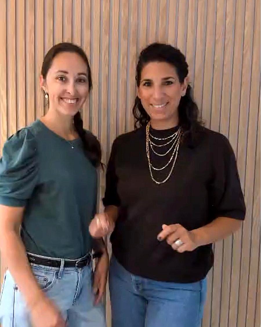 Lucie Gilbert et Clarisse Amrani, souriantes, côte à côte