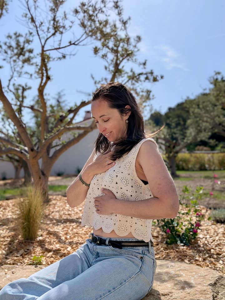 Lucie, les mains posées sur le cœur, prend un moment pour souffler