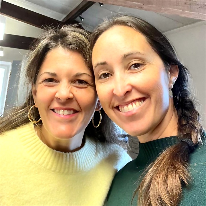 Lucie Gilbert et Stéphanie Fruttero, joue contre joue, souriantes