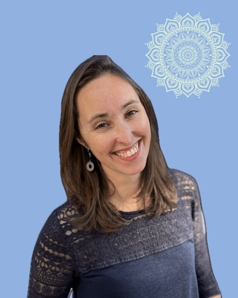 Portrait de Lucie Gilbert, souriante, devant un mandala